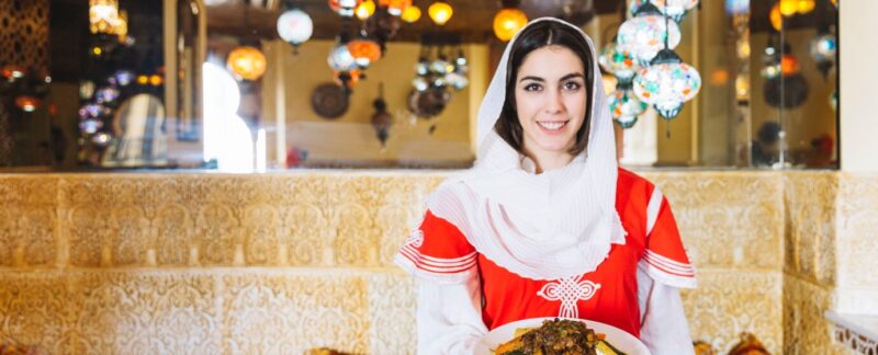 Femme montrant un plat de nourriture arabe. meilleurs restaurants indiens de France