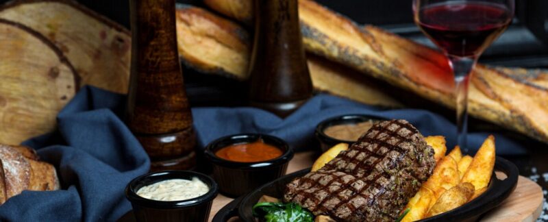 Filet de bœuf avec frites, mayonnaise, moutarde et ketchup. meilleurs steakhouses de France