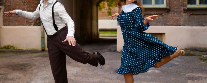 Couple dansant en plein air, plan d'ensemble. Les 10 meilleures académies de danse en France