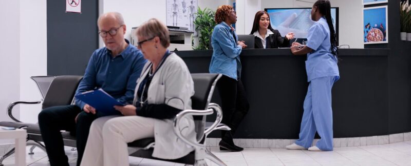 Patient et infirmière assis à la réception, discutant avec la réceptionniste du diagnostic de la maladie et de l'aide aux soins de santé. Diverses personnes travaillant dans un centre de santé au comptoir d'enregistrement.. Les 10 meilleurs centres de santé en France