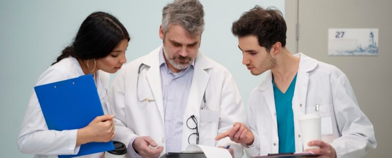 Plan moyen de médecins discutant. meilleurs centres de traitement de l'acné en France