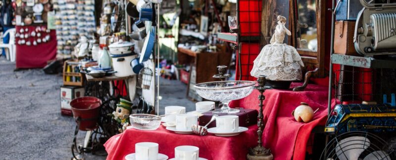 Assortiment d'objets de brocante. Les 10 meilleurs endroits pour acheter des objets artisanaux en France