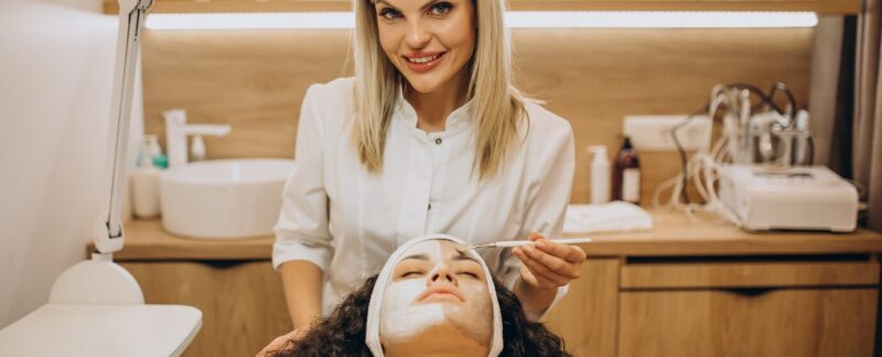 Femme visitant un cosmétologue et effectuant des procédures de rajeunissement. Les 10 meilleurs instituts de beauté en France