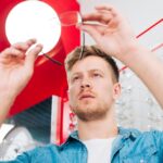 Les 10 meilleurs opticiens de France. Un homme cherche de nouvelles lunettes chez un optométriste.