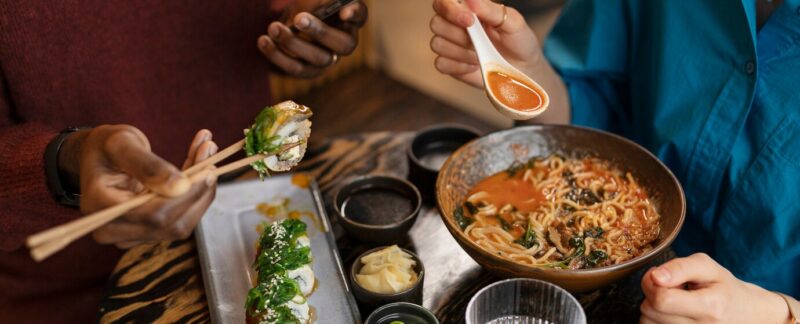 Couple dégustant des plats dans un restaurant. Les 10 meilleurs restaurants coréens en France