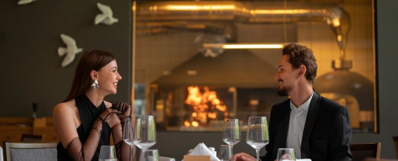 Plan moyen d'un couple déjeunant dans un restaurant de luxe. Les 10 meilleurs restaurants de luxe en France