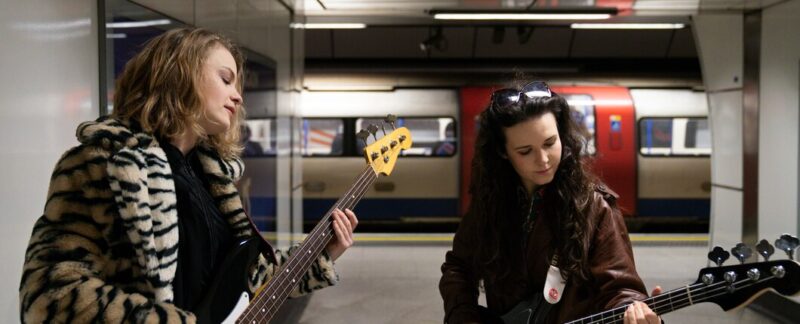De jeunes musiciens chantent dans la ville. Les meilleurs magasins de musique en France