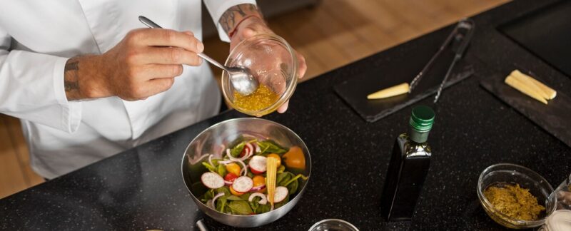 Chef professionnel préparant des aliments dans la cuisine. Top 10 des cours de cuisine traditionnelle en France