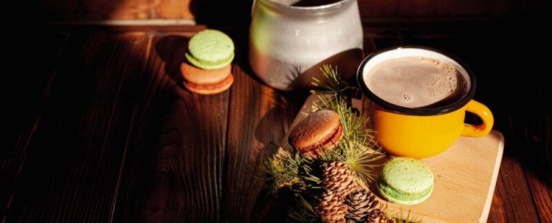 Arrangement en hauteur avec une tasse de chocolat chaud et des biscuits. Top 10 des meilleurs cafés à thème en France