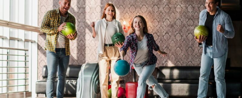 Jeunes jouant au bowling. Top 10 des meilleurs clubs de bowling en France