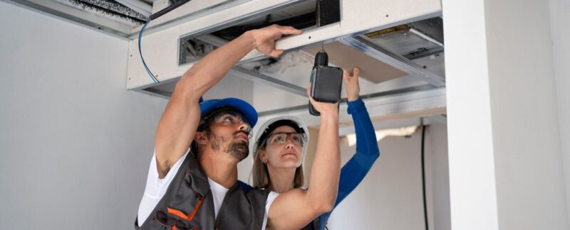 Plan moyen de personnes portant des casques de sécurité. meilleures entreprises de maintenance de climatisation