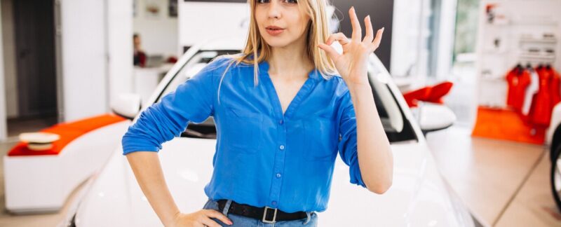 Femme montrant des émotions devant une voiture. meilleures marques de voitures en France