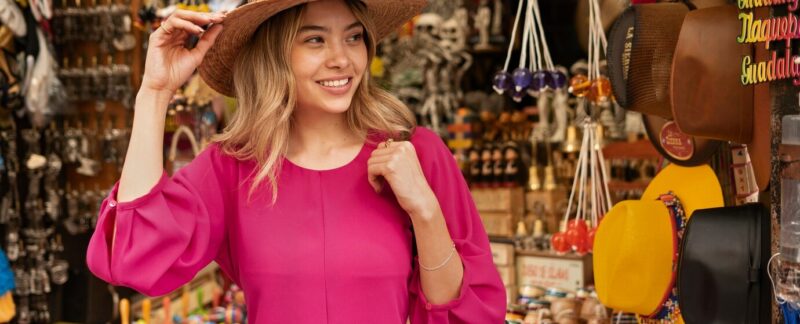 Femme souriante dans un magasin de souvenirs, vue de face. meilleures boutiques de souvenirs en France