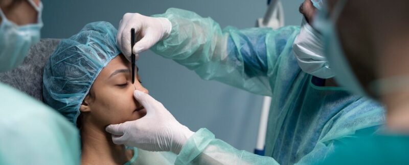 Vue latérale d'un médecin examinant un patient avant une rhinoplastie. Les 10 meilleures cliniques de rhinoplastie en France