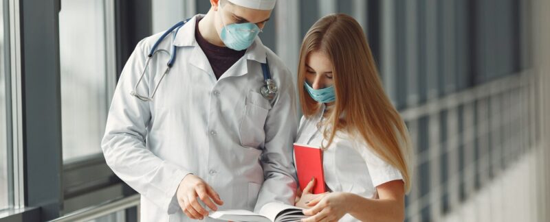 Des médecins masqués discutent du problème dans une salle.. infectiologues en France