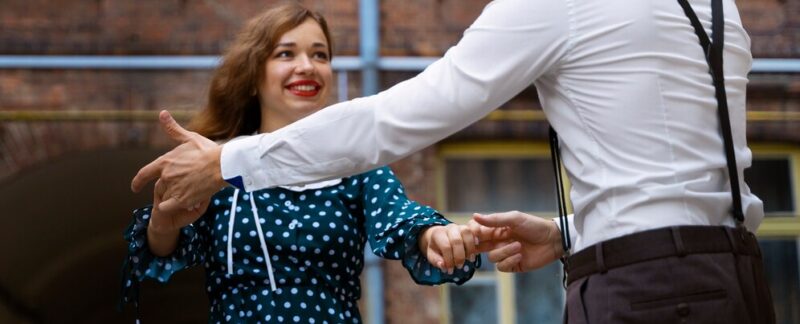 Vue latérale de personnes dansant le swing en plein air. meilleures académies de bachata en France