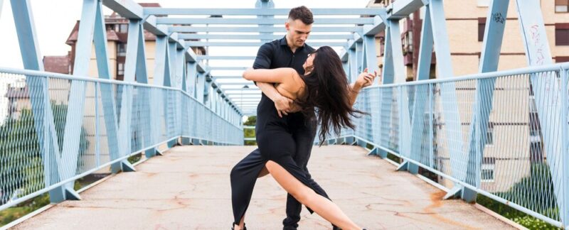 Jeune couple dansant le tango sur le pont. meilleures académies de salsa en France