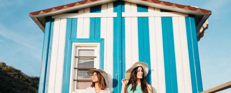 Concept de plage et d'été avec des femmes devant une maison de plage. meilleures boutiques de plage en France