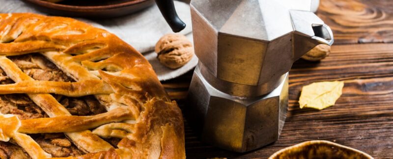Desserts et cafetière près de feuilles sur la table. meilleures marques de café en France