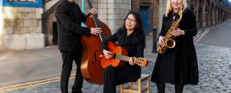 Plein plan d'artistes smiley faisant de la musique. meilleurs festivals de musique en France