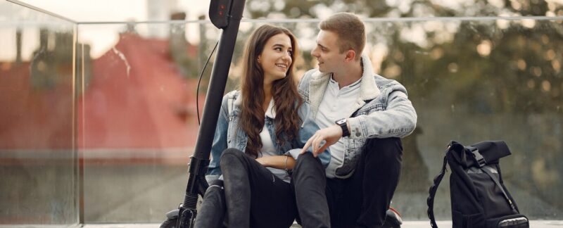Un beau couple passe du temps dans la rue.. meilleurs magasins de skate électrique en France