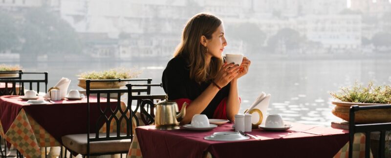 Femme occidentale prenant le thé dans un café à Udaipur. restaurants traditionnels en France