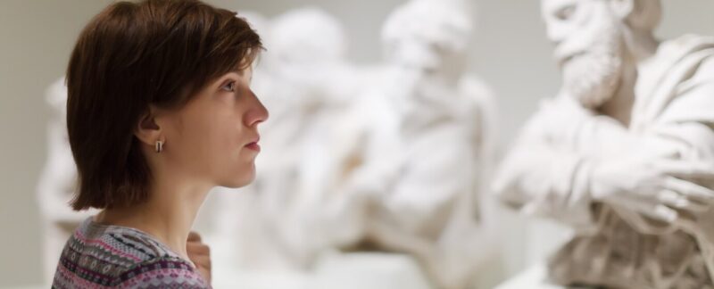 Femme regardant des sculptures anciennes. sculptures en France