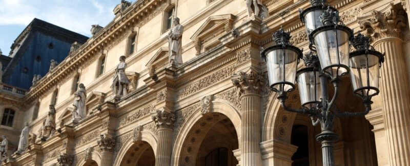 Architecture de l'époque de la Renaissance et lampadaire au musée du Louvre à Paris. lieux d'architecture ancienne en France