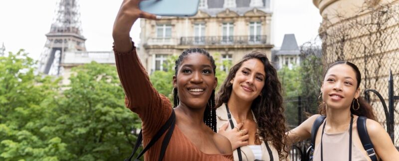 Femmes voyageant ensemble en France. meilleures attractions touristiques en France