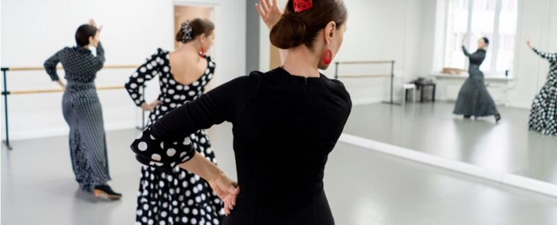 Danseuses de flamenco dans le studio. meilleures écoles de flamenco en France