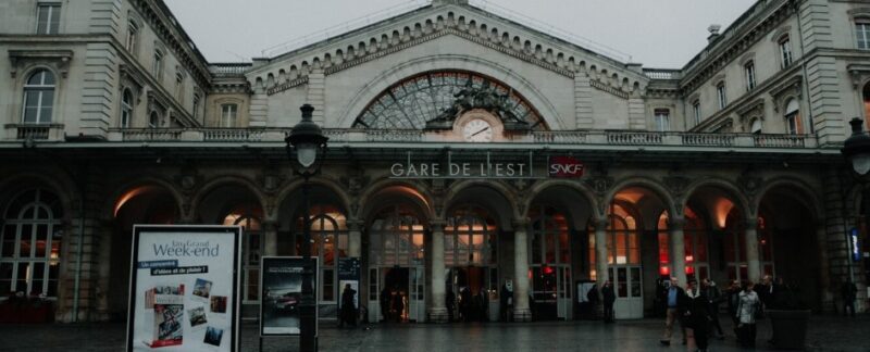 Belle photo de paysage d'une station de métro à Paris au cours d'une journée.