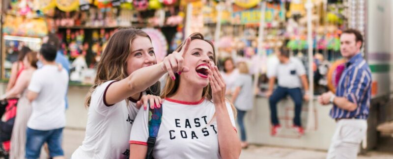 Jeunes amis heureux au parc d'attractions. meilleurs événements et festivals en France