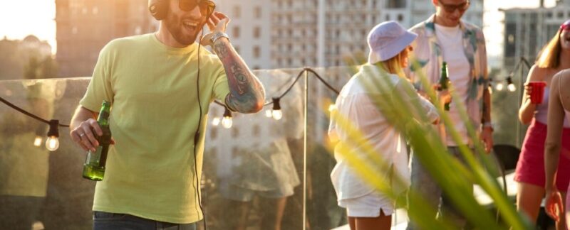Plan moyen d'un DJ souriant lors d'une fête. meilleurs lieux de musique électronique en France