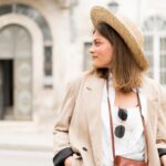 Vue de face d'une femme avec un chapeau. tailleurs en France