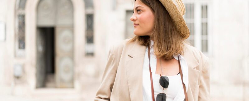 Vue de face d'une femme avec un chapeau. tailleurs en France