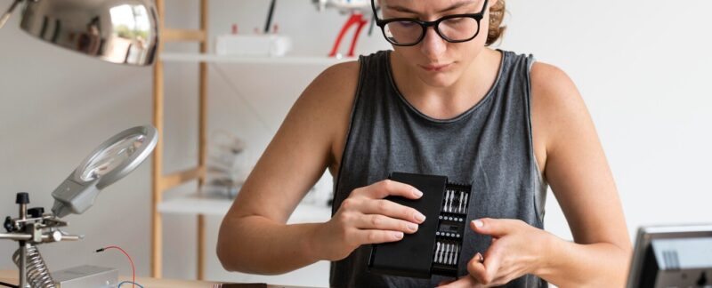 Femme travaillant dans son atelier pour une invention créative. ventes de pièces électroniques en France