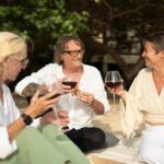 Des personnes âgées s'amusent sur la plage. vins français les plus célèbres