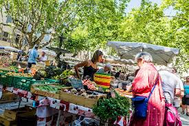 Le Marché d'Uzès (Gard)- meilleurs marchés en plein air en France